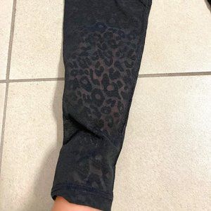 Victoria's Secret leggings with leopard mesh, size XS Short
